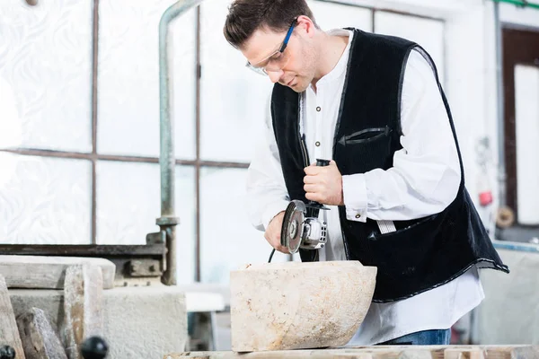 Steenhouwer snijden marmer met haakse slijper — Stockfoto