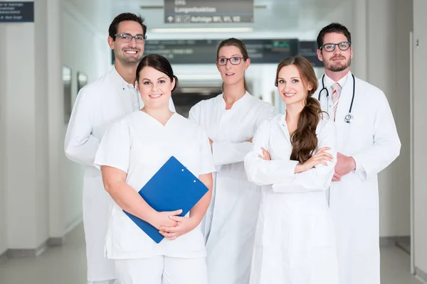 Equipe de médicos em pé no corredor hospitalar — Fotografia de Stock