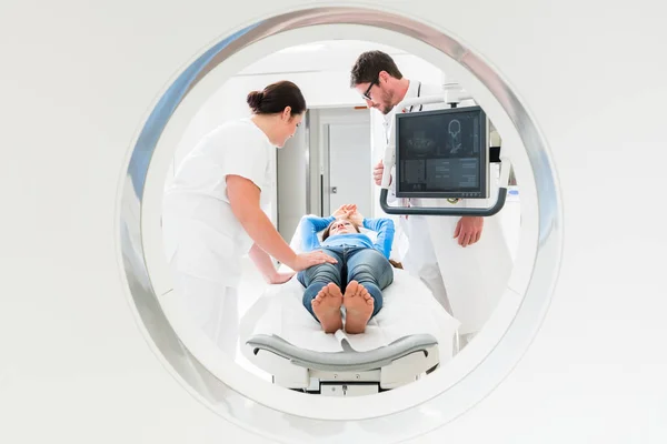 Doutor, enfermeiro e paciente na tomografia computadorizada — Fotografia de Stock