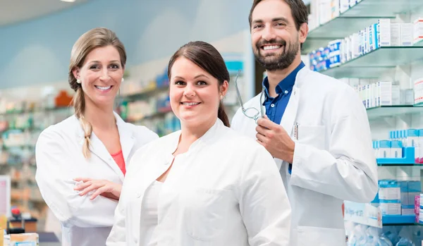 Team di speziali in farmacia — Foto Stock