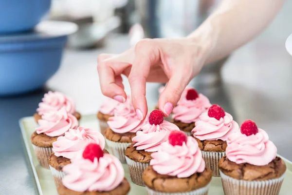 Mulheres em pastelaria trabalhando em muffins — Fotografia de Stock