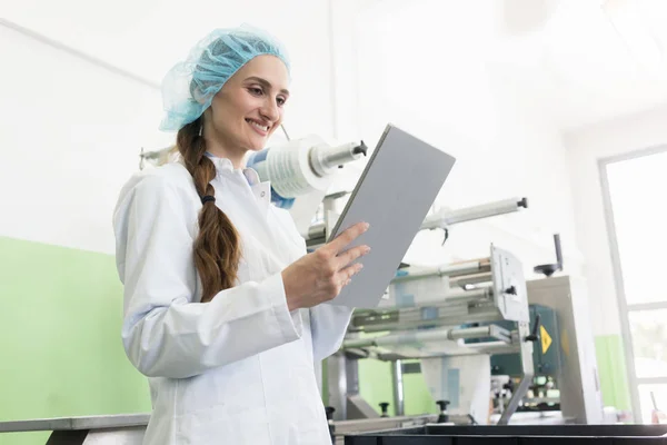 Vrouw deskundige analyseren van informatie over Tablet PC tijdens werk — Stockfoto