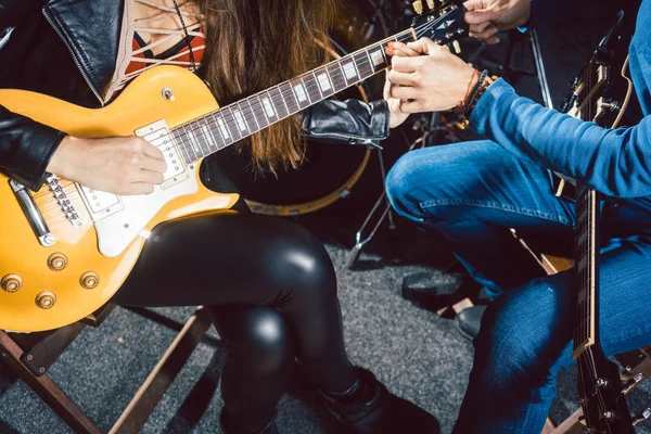 ギター音楽の先生が生徒を支援 — ストック写真