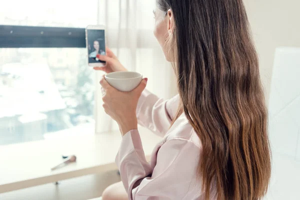 Woman doing a morning selfie with phone — Stock Photo, Image