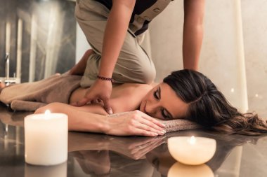 kadının geleneksel Tay şifa yararları lüks spa ve sağlıklı yaşam merkezinde masaj
