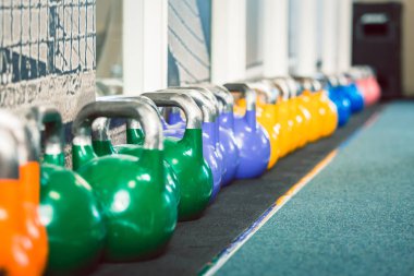 Fitness kulübü katında çeşitli ağırlıklar ile renkli metalik Ireland, yakın çekim 