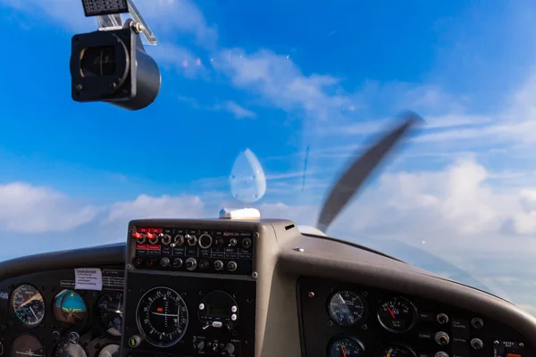 Cielo y tablero de instrumentos de avión deportivo privado — Foto de Stock