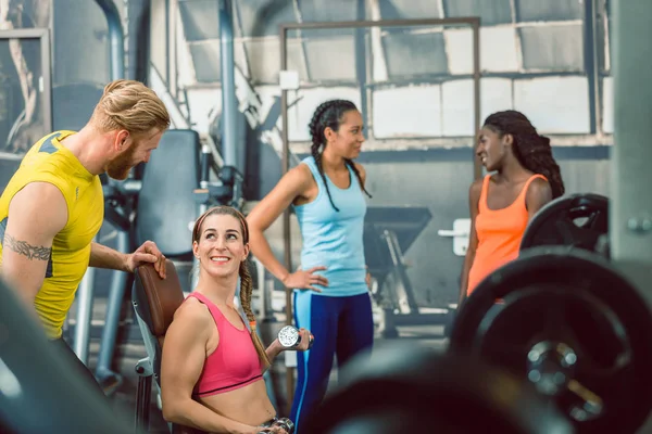 Personal Trainer Orientando Seu Cliente Feminino Enquanto Exercita Ginásio — Fotografia de Stock