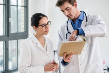 İki Doktor hastanın tıbbi kayda ait bilgilerle birlikte kontrol