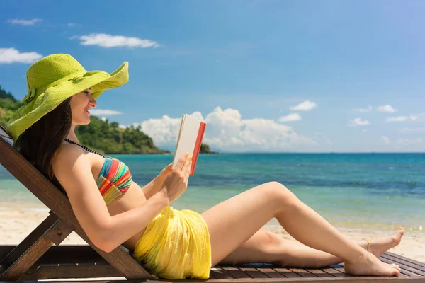 Mulher Ler Livro Enquanto Sentado Cadeira Madeira Lounge Praia Pink — Fotografia de Stock