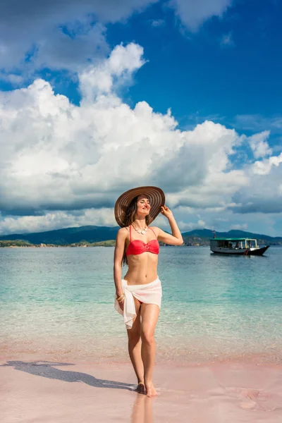 Ung Kvinna Ler Medan Poserar Utomhus Sommarlovet Rosa Beach Indonesien — Stockfoto