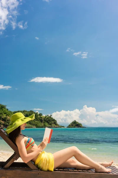 Mulher Ler Livro Enquanto Senta Cadeira Madeira Lounge Pink Beach — Fotografia de Stock