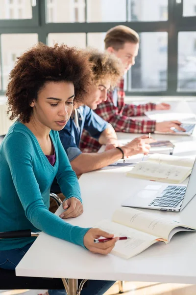 Primer Plano Los Estudiantes Sosteniendo Bolígrafos Cerca Libros Mientras Estudian — Foto de Stock