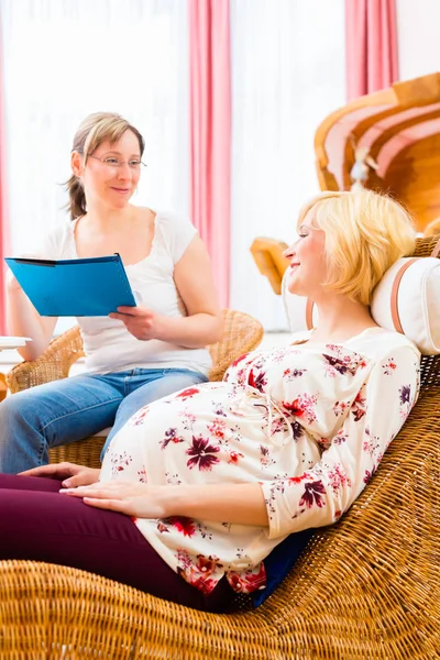 助产士看到怀孕的母亲，在实践中 — 图库照片