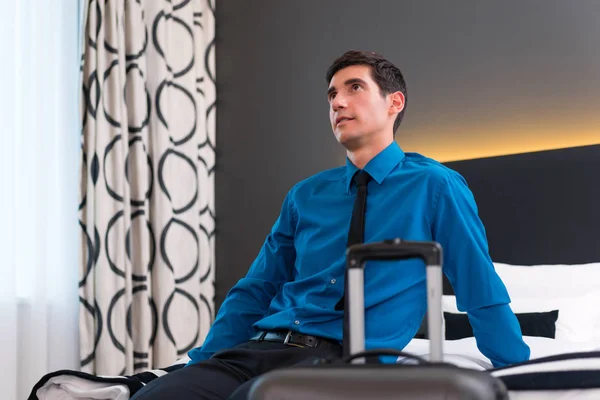 Homem chegando no quarto de hotel — Fotografia de Stock