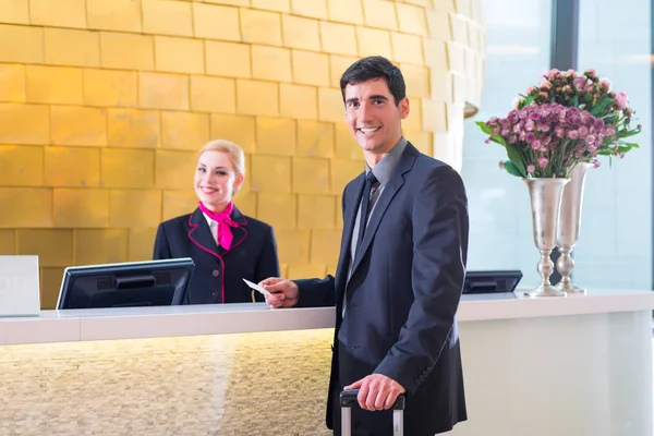 Hotel receptionist check in man giving key card — Stock Photo, Image