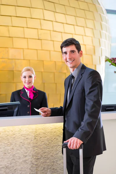 Recepcionista del hotel check in hombre dando tarjeta llave — Foto de Stock