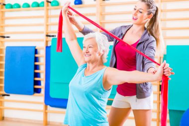 Üst düzey kadın fitness streç band ile