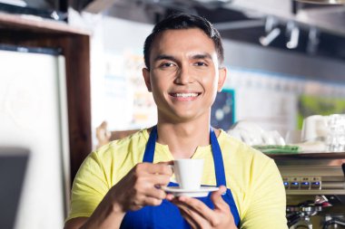Barista Kupası tutan Hintli Cafe