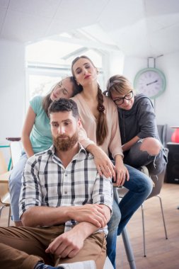 Depresyon veya işyeri demotivation acı uykulu gençler