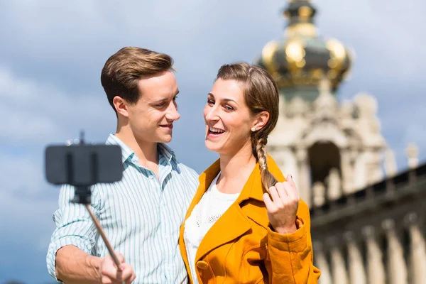 Pareja en Zwinger en Dresden tomando selfie — Foto de Stock