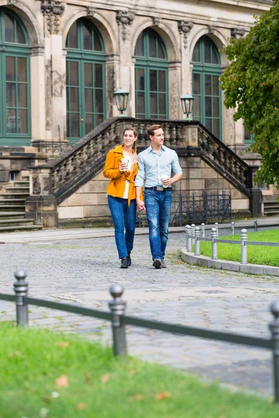 Pasangan di Dresden di Zwinger dengan kopi — Stok Foto