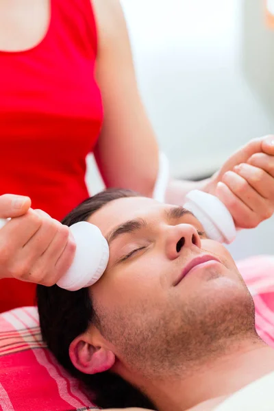 Man having face massage in wellness spa — Stock Photo, Image