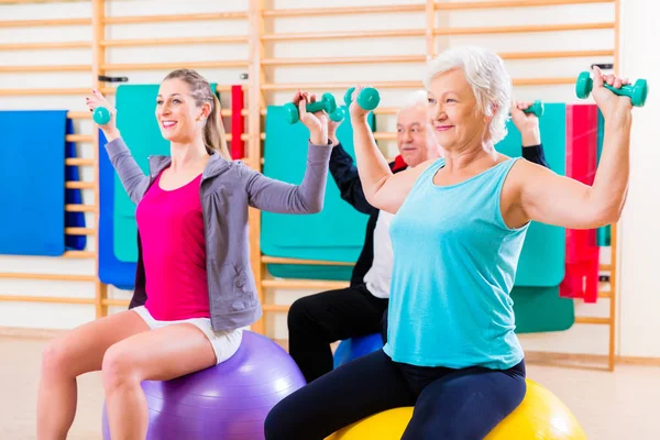 Grupo de personas en fisioterapia — Foto de Stock