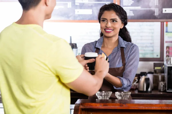 Manliga kunden betalar för kaffe med kreditkort — Stockfoto