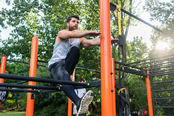 Beau mec déterminé à faire des squats extrêmes à une jambe — Photo