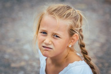 Huysuz kız kameraya bakıyor