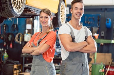 Güven ile kameraya bakarak iki yetenekli otomatik mekanik portresi