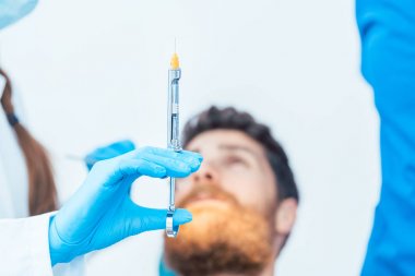 Bir diş anestezi tutan bir kadın dişçi el Close-Up