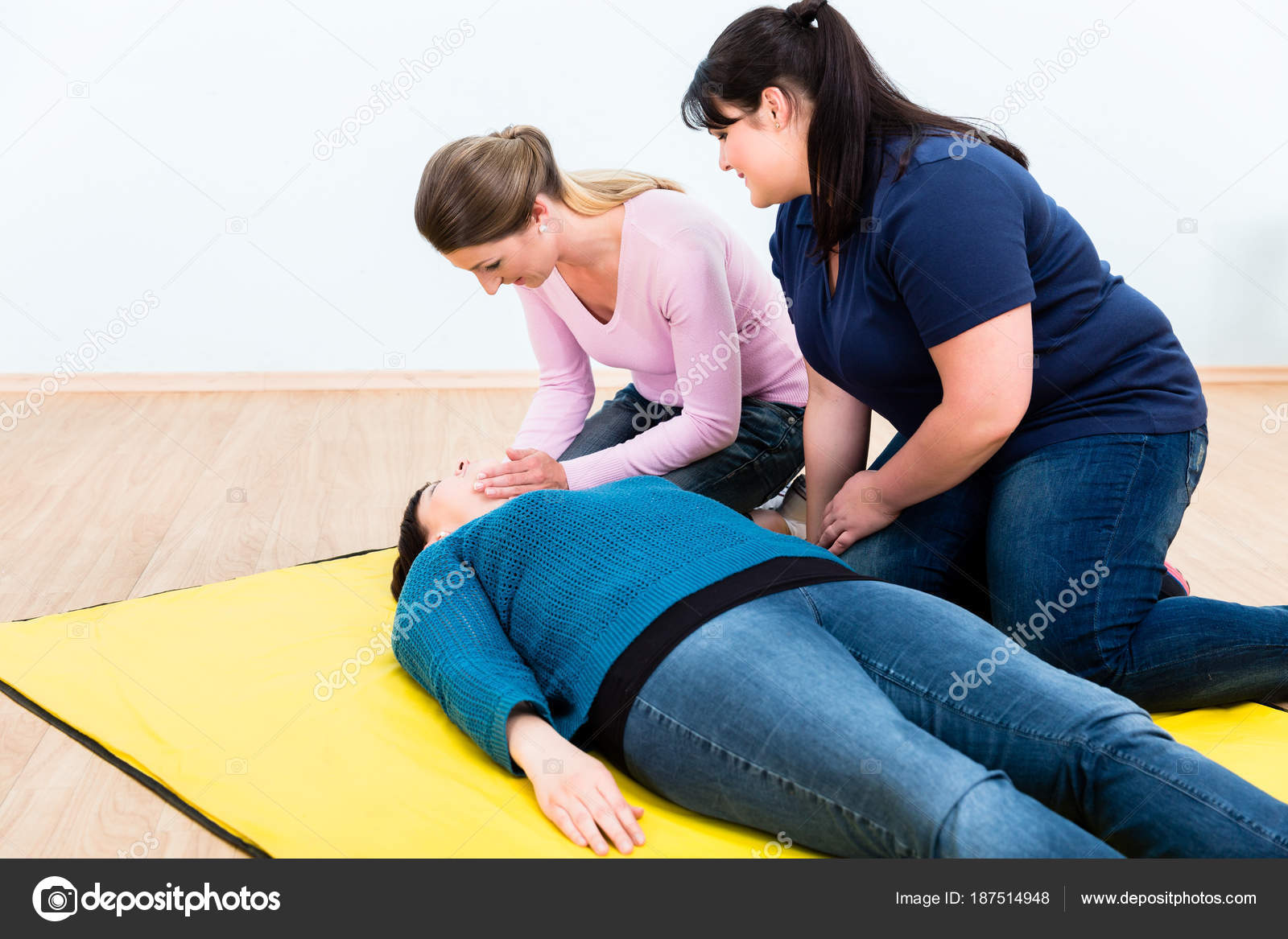 Women in first aid class training — Stock Photo © Kzenon 187514948