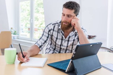 Yakın çekim yaratıcı genç biri sırasında serbest el iş