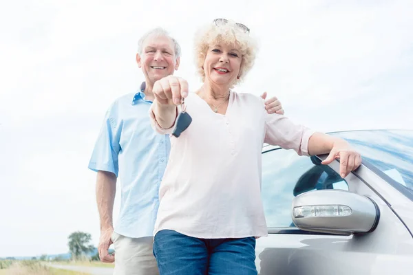 彼女の車のキーを示す年配の女性の手のクローズ アップ — ストック写真