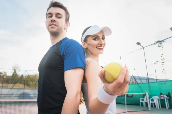 Nő és férfi teniszező vizsgálja a kamera — Stock Fotó