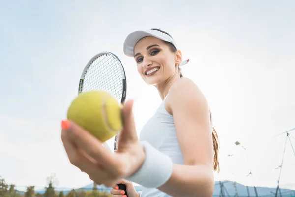 Vrouw wil tennissen — Stockfoto