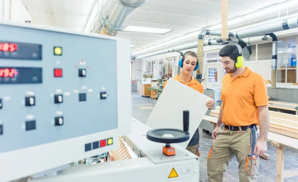 Timmerman in meubels fabriek inspecteren stuk in QA- — Stockfoto