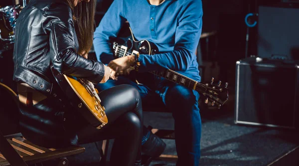 Gitarrenmusiklehrer hilft seinem Schüler — Stockfoto