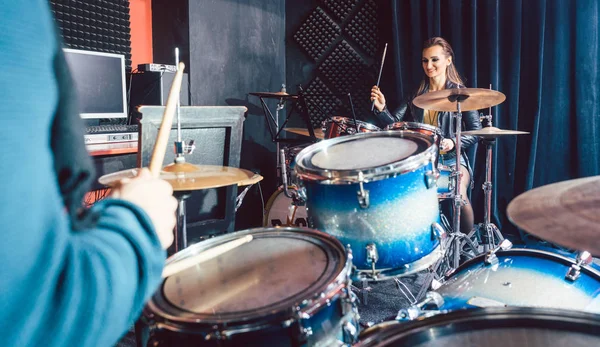 Mulher recebendo aulas de bateria de seu professor de música — Fotografia de Stock