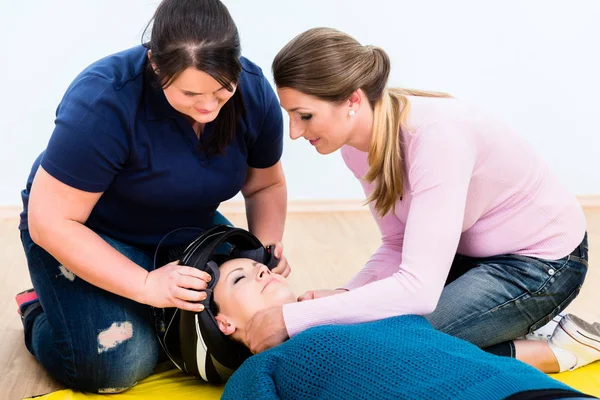 First aiders practicing to remove the helmet of injured biker — Stock Photo, Image