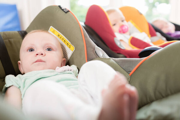 Новорожденные дети в детской группе, лежащие в ракушках
