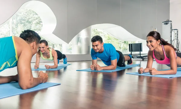 Vysokého úhlu pohledu fitness instruktor během skupiny rozcvičku třída — Stock fotografie