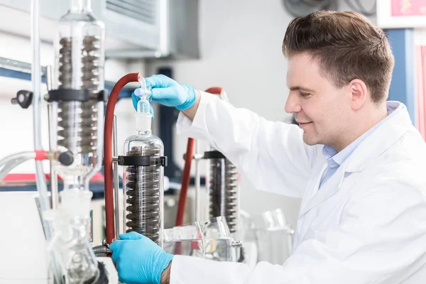 Scientist in research lab analyzing samples — Stock Photo, Image