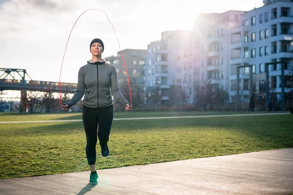 Mladé, fit žena spalování kalorií prostřednictvím alternativní skoky — Stock fotografie