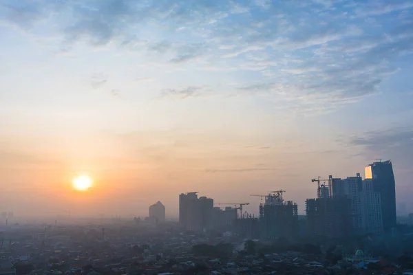 Panoramisch uitzicht van Jakarta stadslandschap bij zonsopgang — Stockfoto