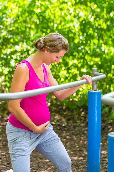 Schwangere beim Fitnesstraining am Klettergerüst — Stockfoto