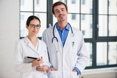 Kameraya gülümseyen iki özel doktor