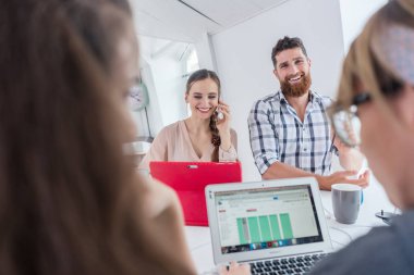 Paylaşılan bir masada cep telefonunuzda söz aktif kadın girişimci